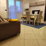 Spazioso Su Due Piani アパート *