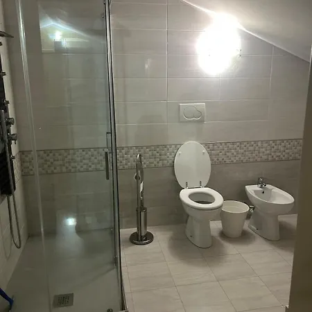 Spazioso Su Due Piani 아파트 *