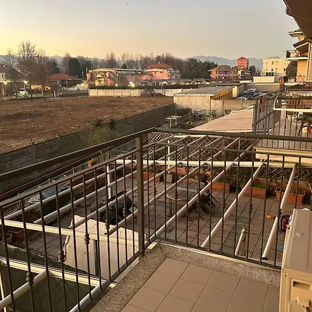 Spazioso Su Due Piani Apartment