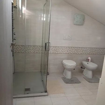 Spazioso Su Due Piani Лейни