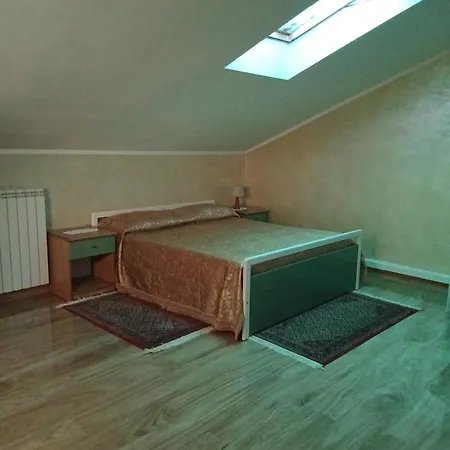 Spazioso Su Due Piani Лейни